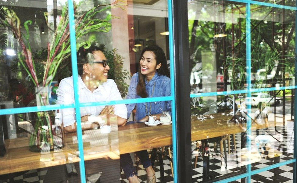 Tăng Thanh Hà xuất hiện rạng rỡ khi đến quán cafe của cựu mẫu Minh Anh để gặp gỡ bàn bạc chuyện kinh doanh. Tại đây, cô và siêu mẫu Quang Tuyến đã có cuộc trò chuyện vui vẻ.